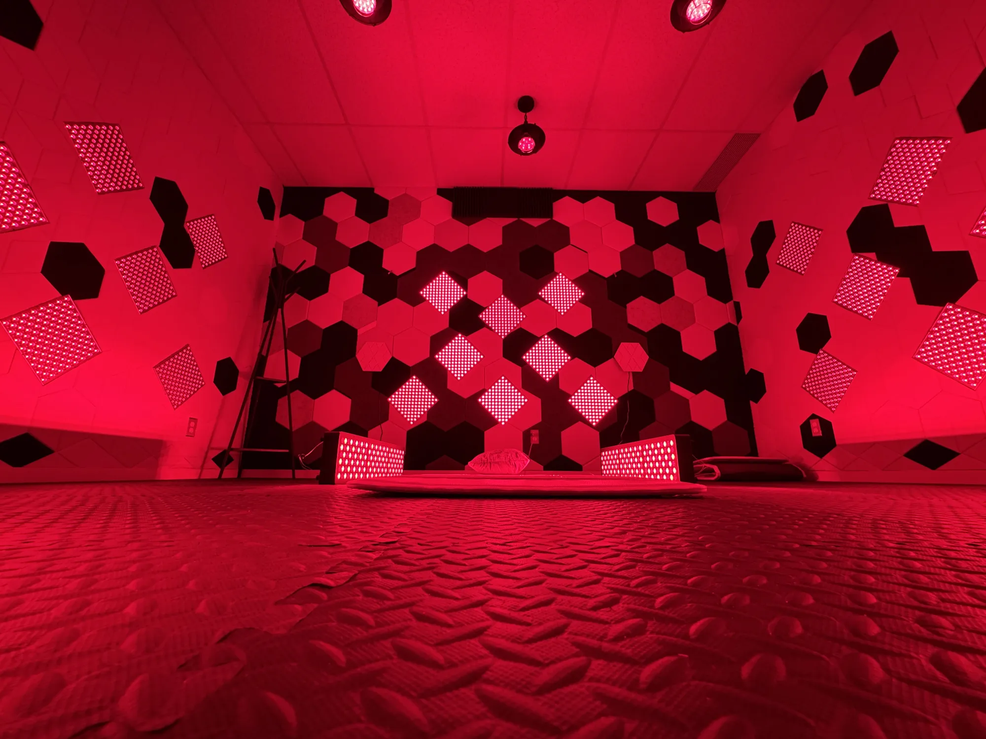 360° red light therapy room